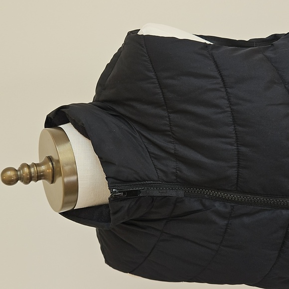 Gap Black Puffer Vest - Picture 2 of 5